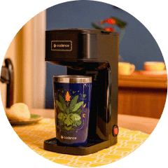 Preparo de café direto no copo térmico da Cafeteira Vambora CAF208